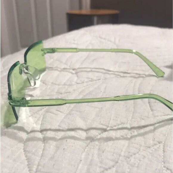 Unisex Stylish Green Rectangular Sunglasses main image 2